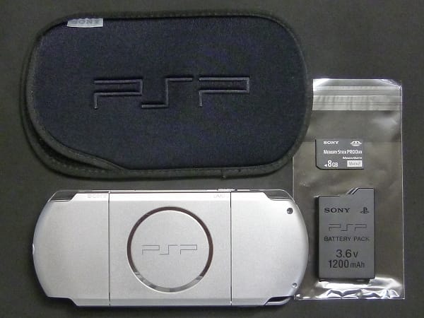 PSP-3000 本体 ミスティック・シルバー + MS8GB ポーチ_2