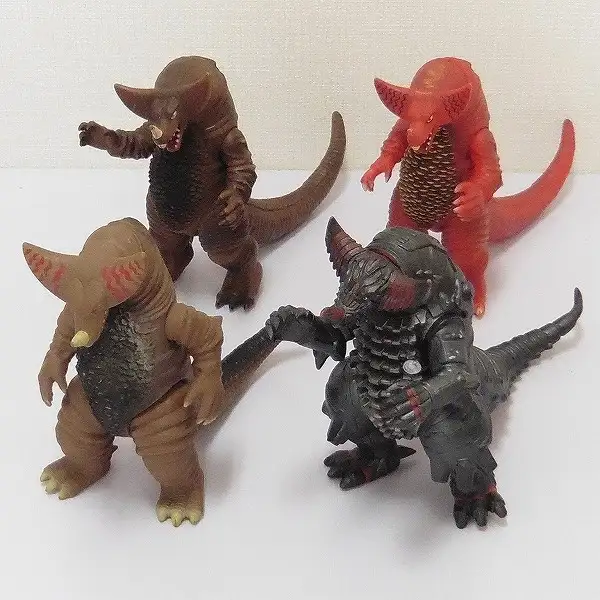 買取】ウルトラ怪獣 ソフビ ベリュドラ ゴモラ ウインダム 恐竜戦車 他